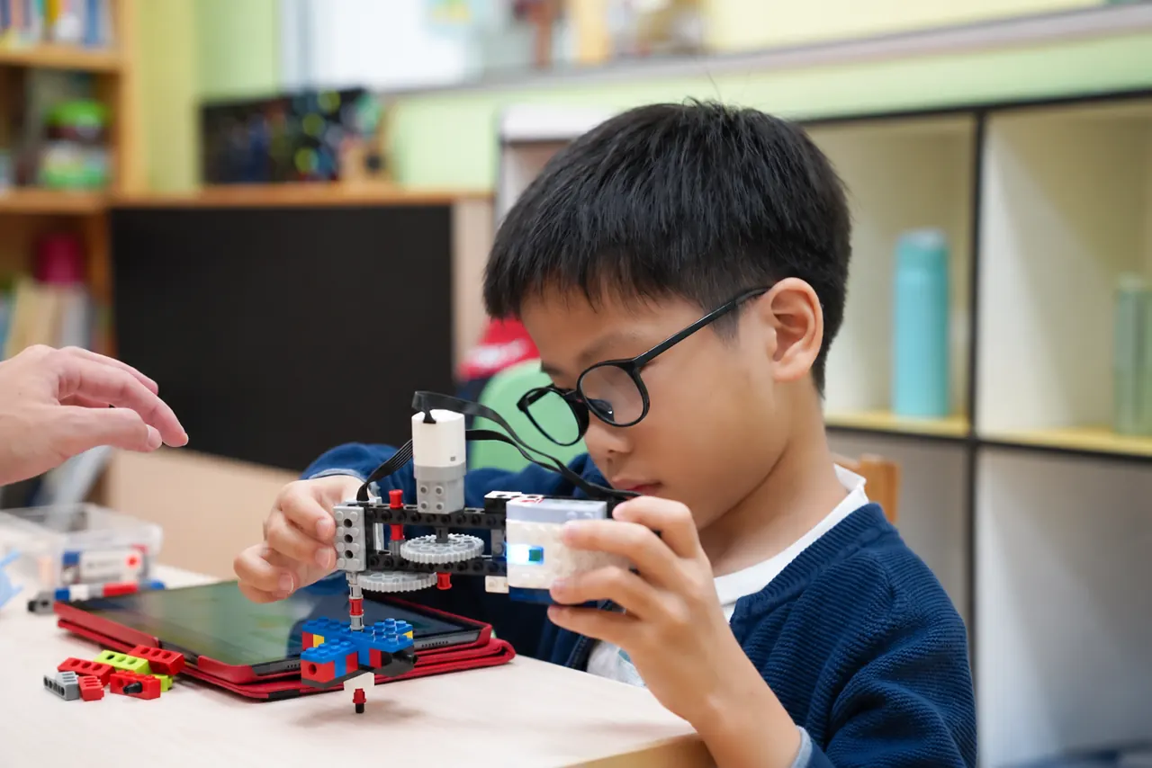 Student testing and refining a robotic model